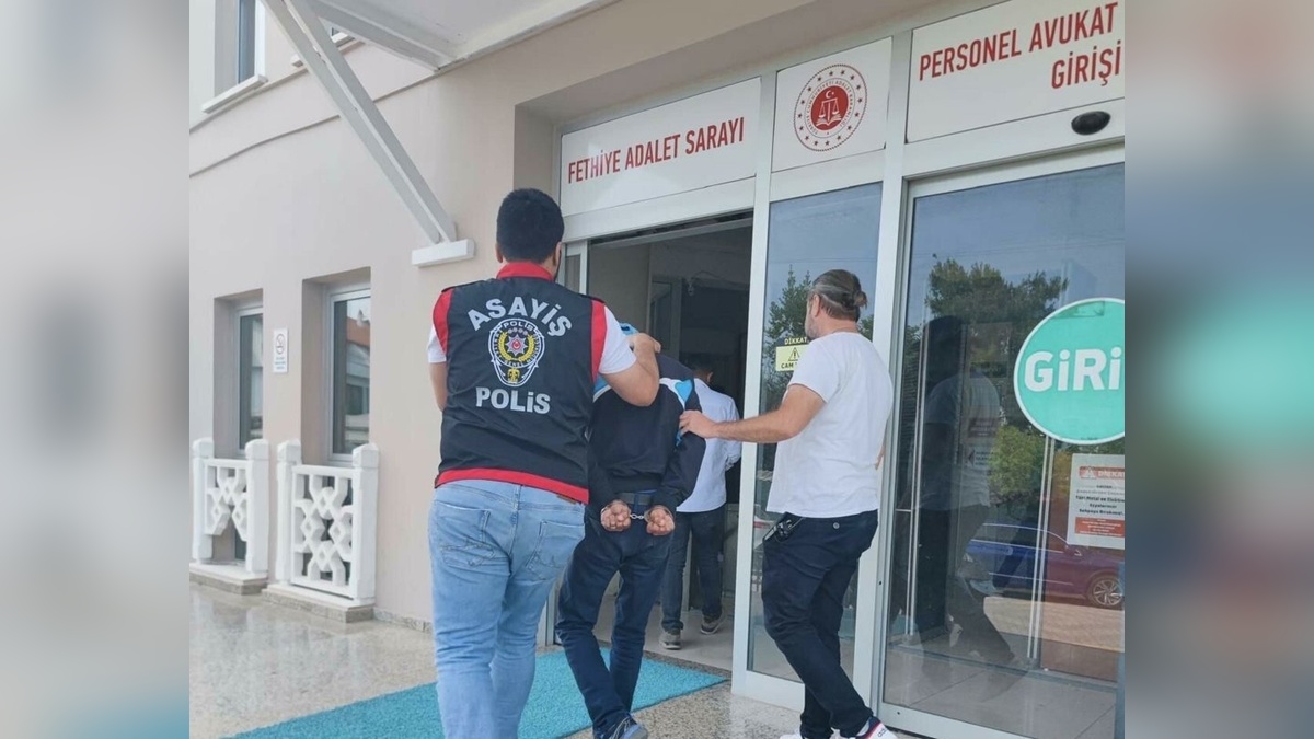 Fethiye'de AK Parti İlçe Başkanlığı'na taşlı saldırı: Şüpheli tutuklandı