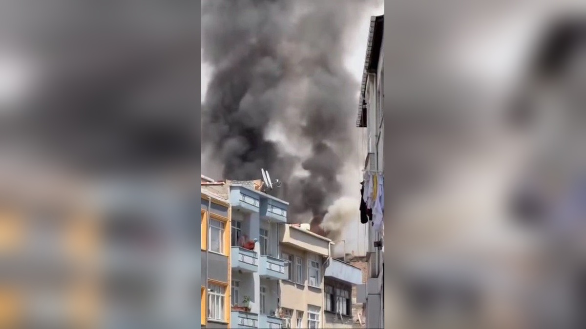 Bayrampaşa'da 5 katlı binada çatı yangını