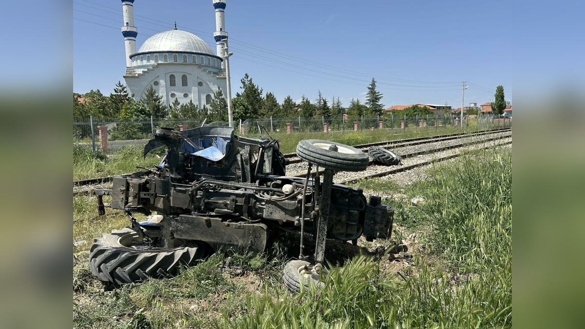Uşak'ta tren-traktör kazası: 1 yaralı