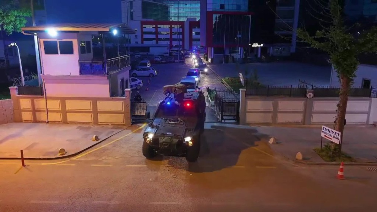 Malatya'da uyuşturucu operasyonu: 17 gözaltı, çok sayıda silah ve uyuşturucu ele geçirildi