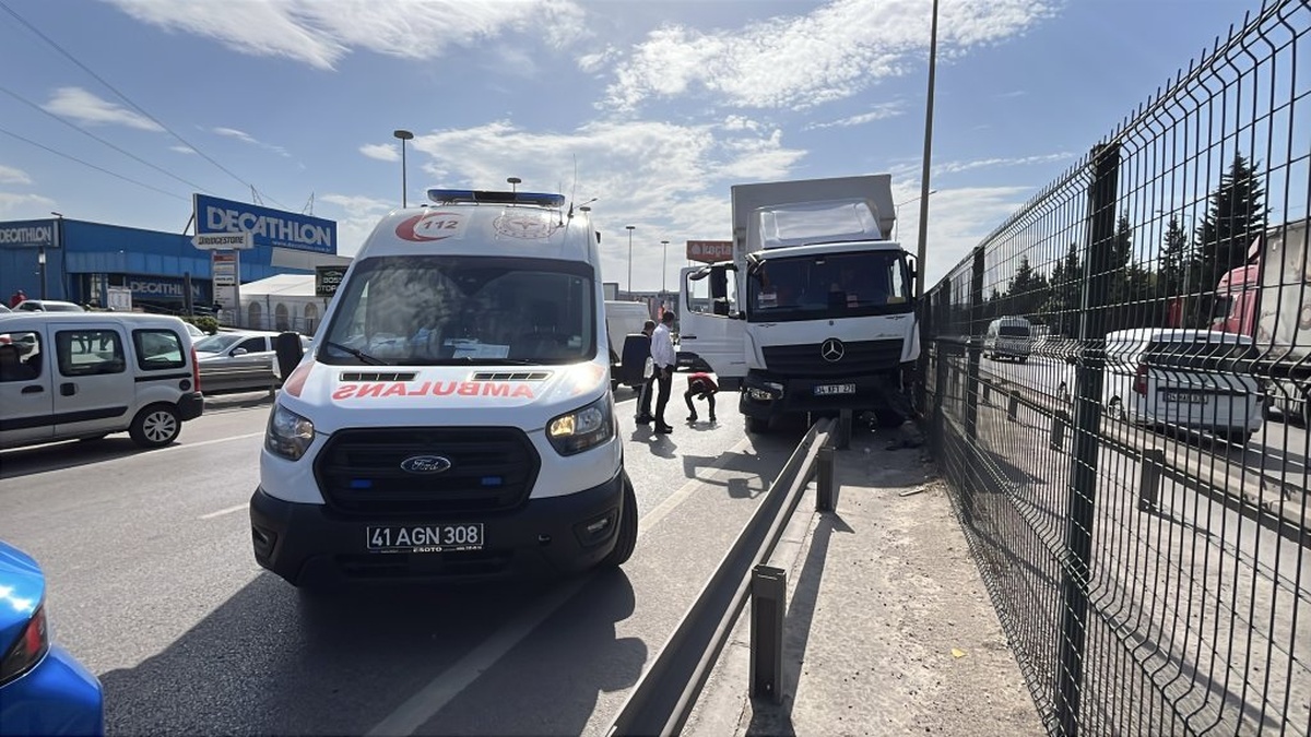 Başiskele'de kamyon bariyere çarptı: Sürücü kalp krizi geçirdi