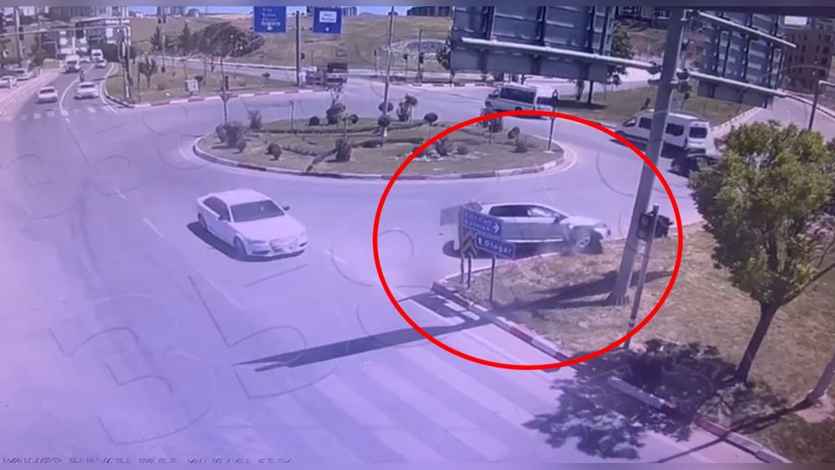 Siirt'te hatalı sollama: Otomobil refüje çarptı