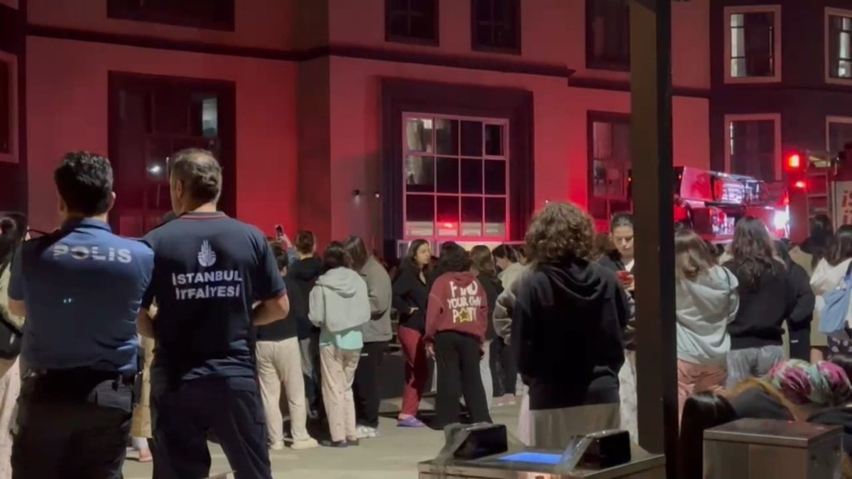 Tuzla'da öğrenci yurdunda yangın: 2500 öğrenci tahliye edildi