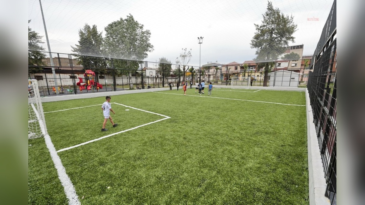 Konak Belediyesi, Yenidoğan Parkı'na modern halı saha kazandırdı