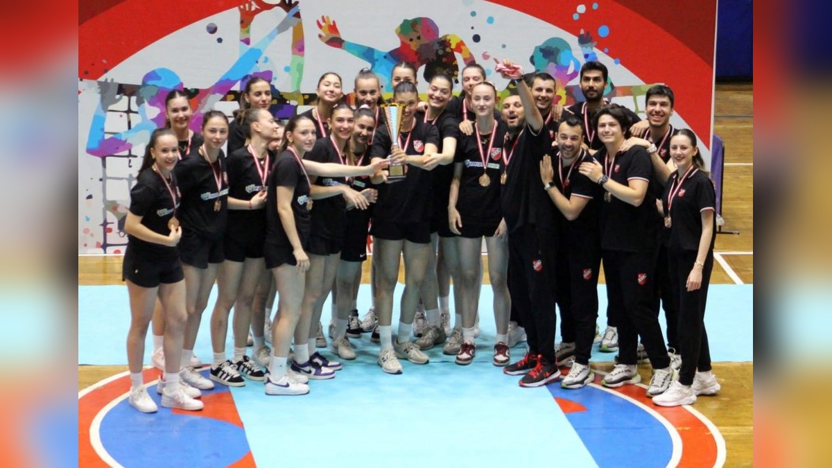 Karşıyaka genç kızlar voleybolunda üçüncü oldu