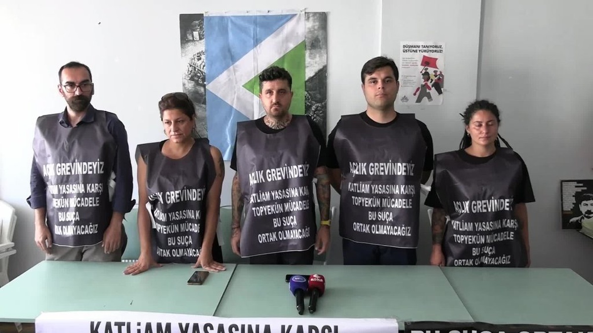 İzmir'de Hayvan Hakları Savunucuları Açlık Grevine Başladı: 'Katliam Yasası Geri Çekilmeli'