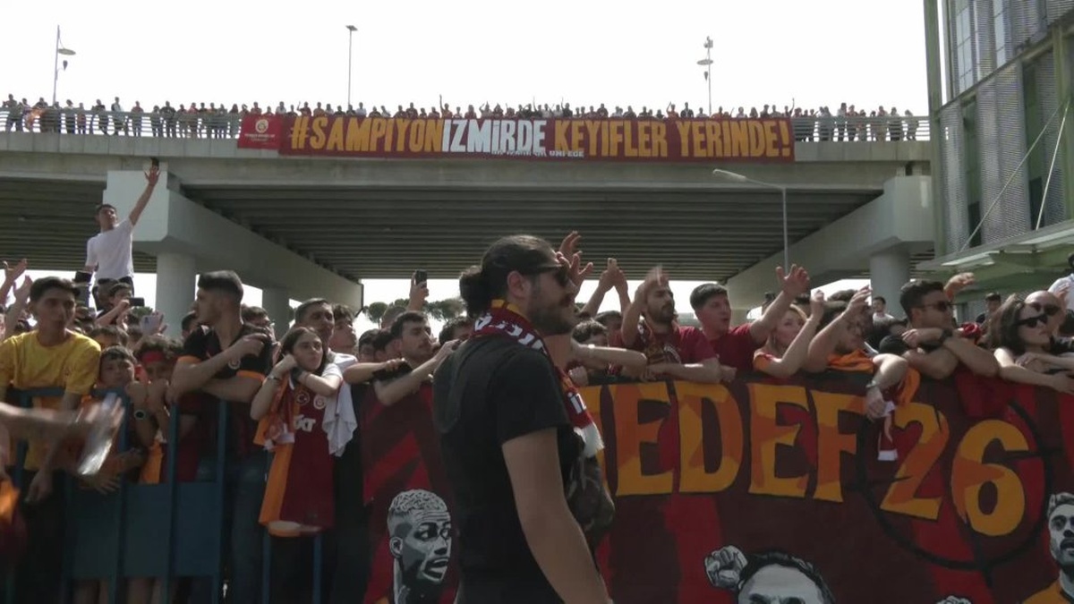 Galatasaray, Göztepe maçı için İzmir'de: Taraftarlar coşkulu karşılama yaptı