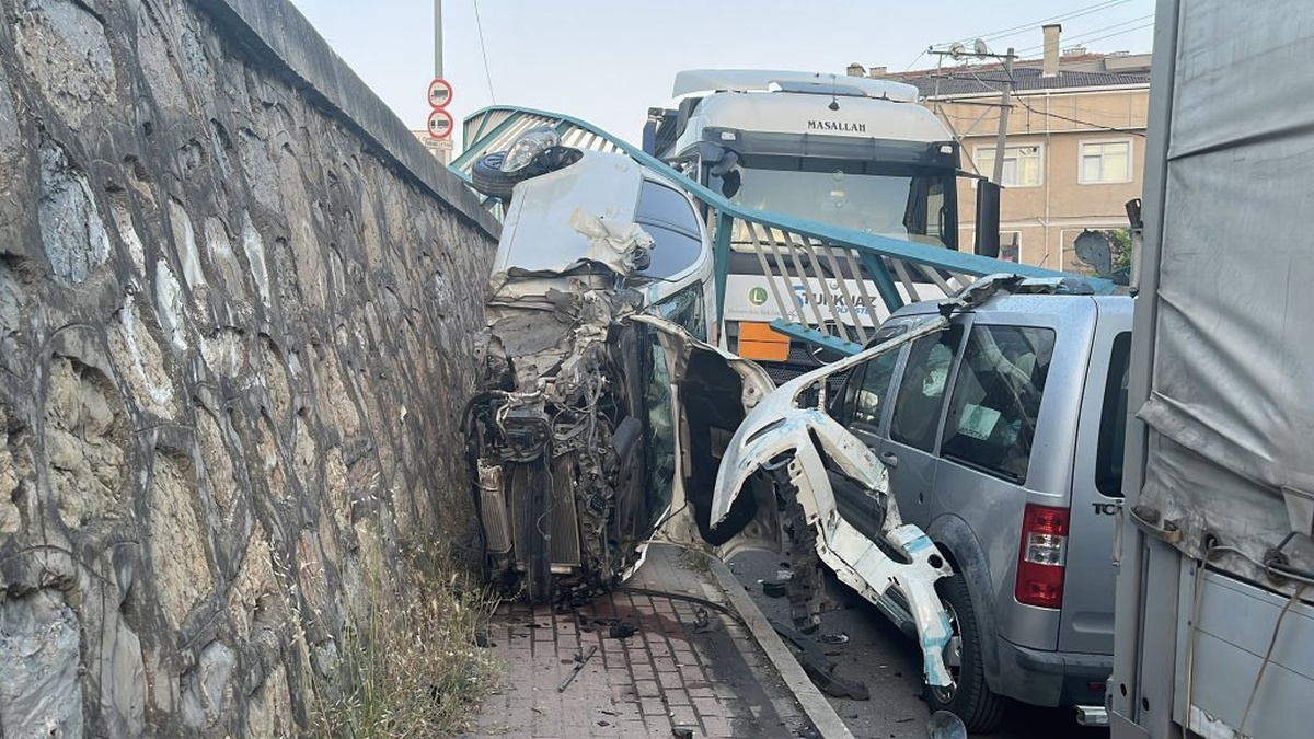 Gebze'de otomobil yan sokağa düştü