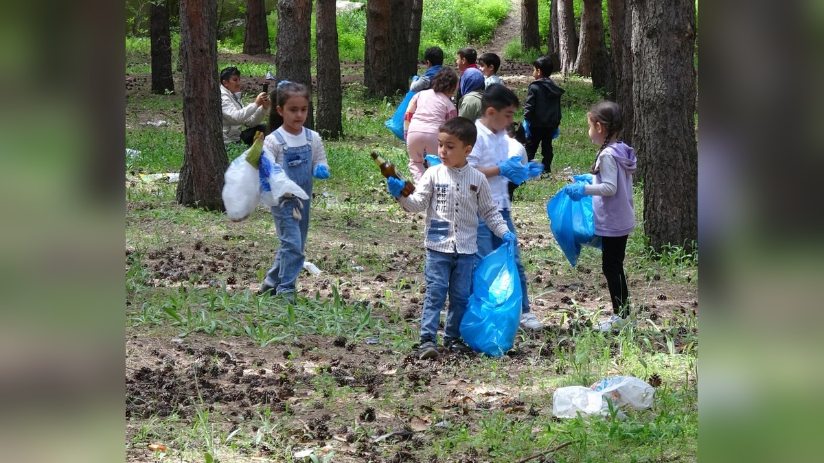 Erzurum'da anaokulu öğrencileri Atatürk Üniversitesi kampüsünü temizledi