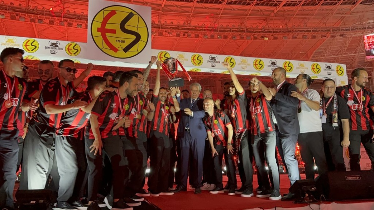 Eskişehirspor şampiyonluğunu kutladı: 15 binden fazla taraftar stadyumu doldurdu