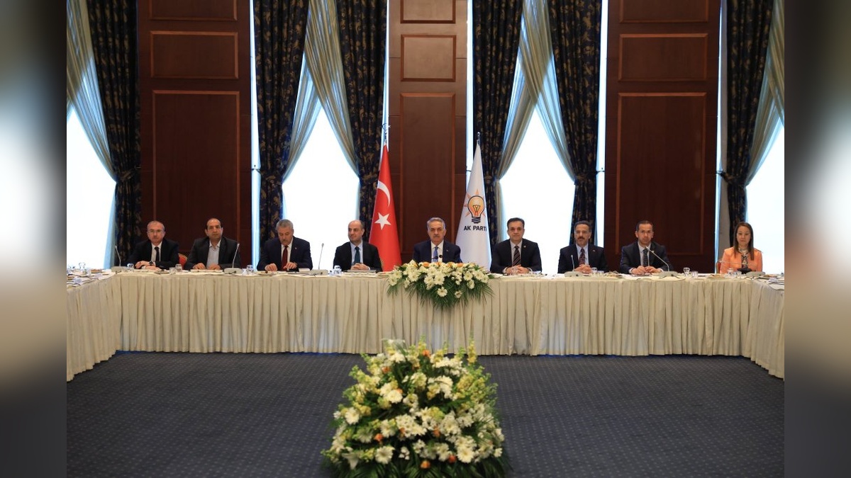 AK Parti'den yeni anayasa çalıştayı: Yasama ve yürütme organları masada