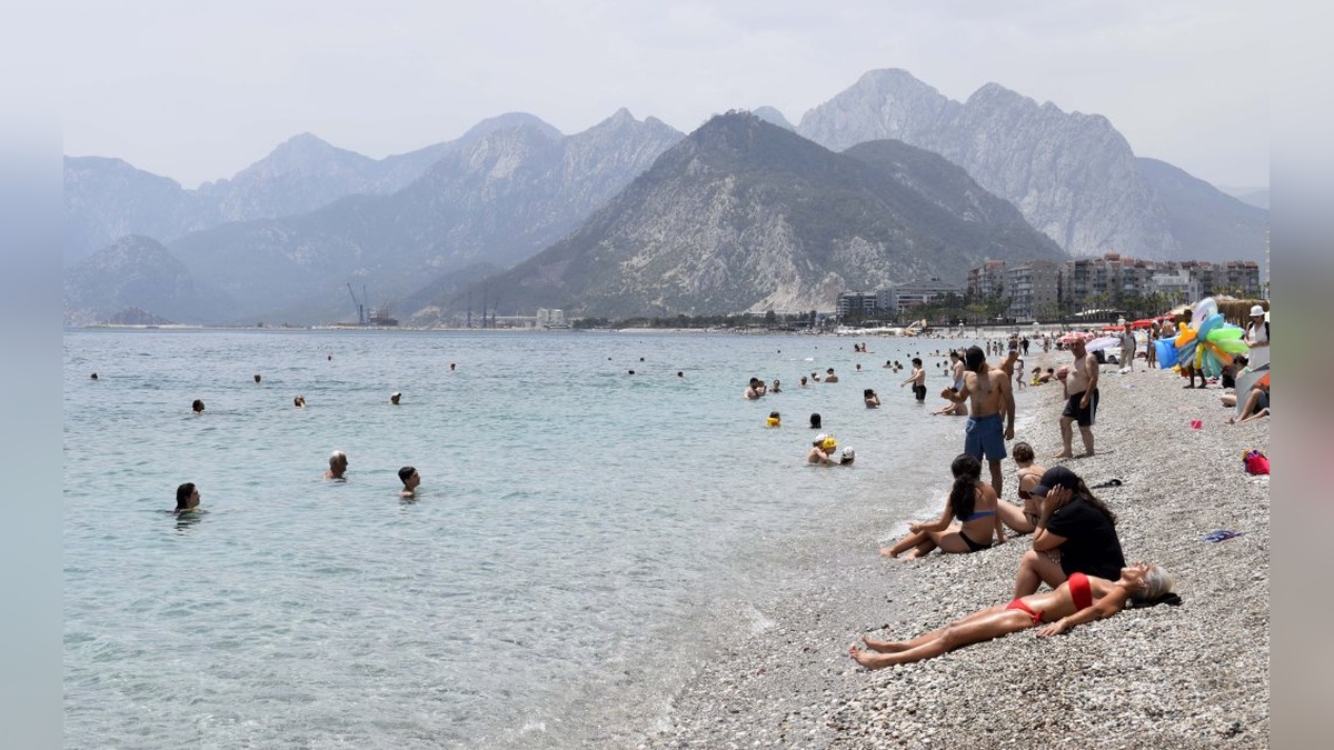 Antalya'da 35 derece sıcaklık: Konyaaltı Sahili'nde yoğunluk