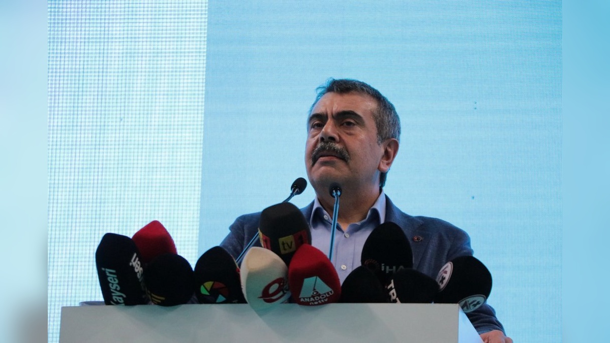 Tekin: Okullar bilgi vermeyi değil, beceri kazandırmayı hedeflemeli