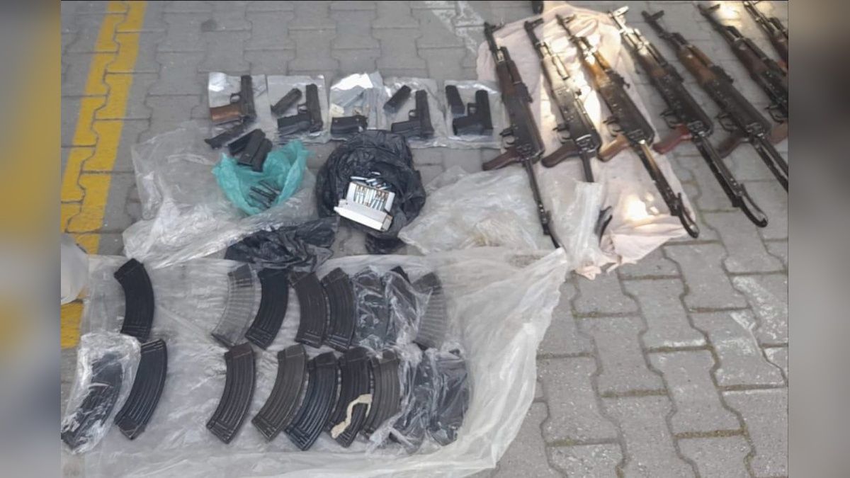 Sakarya'da polis memuruna ait araçta çok sayıda silah ele geçirildi