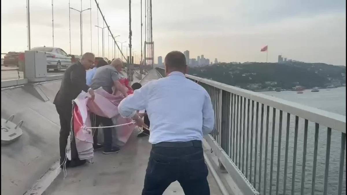 CHP'li vekillerden İmamoğlu için Boğaz Köprüsü eylemi
