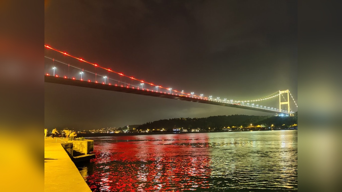 Galatasaray şampiyon: İstanbul Boğazı sarı-kırmızıya büründü