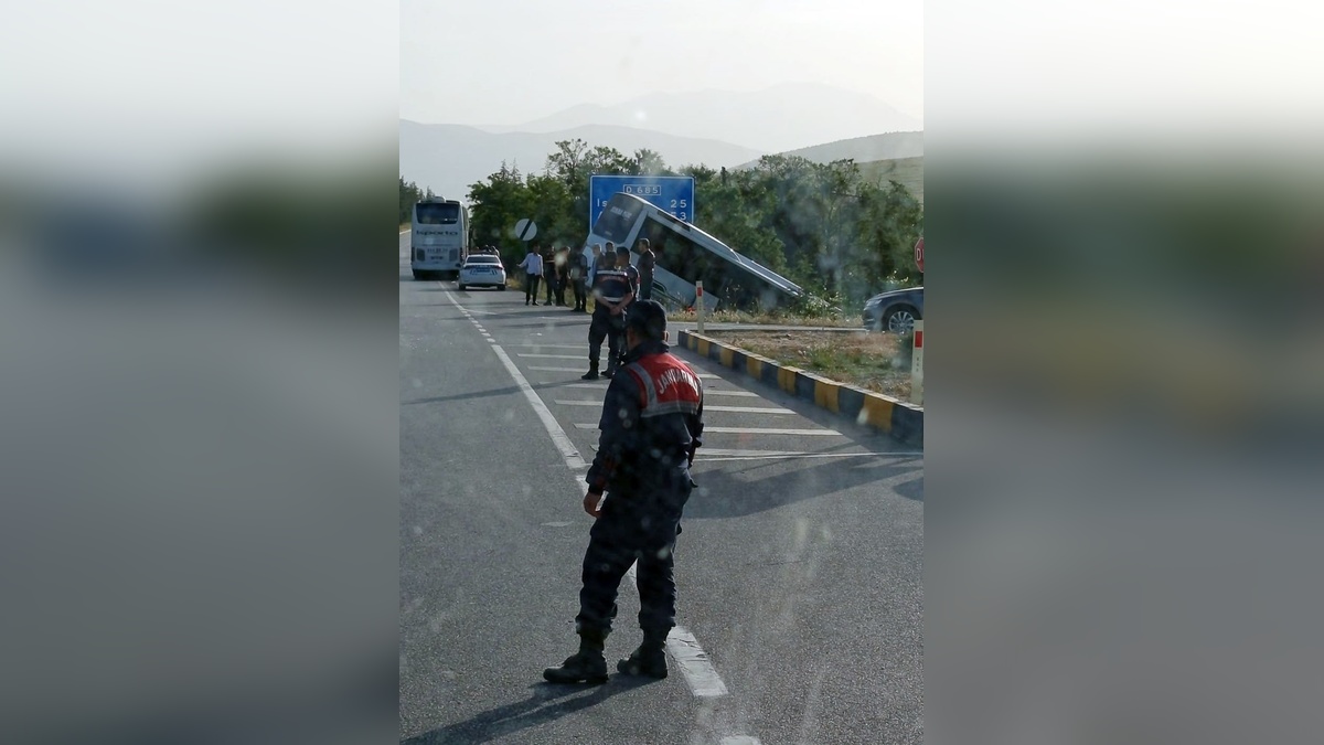 Isparta'da tur otobüsü şarampole düştü: 16 yaralı