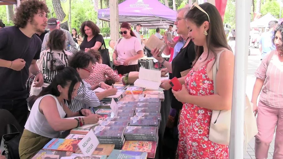 Buca Kitap Günleri'nde 'Küllerinden Doğan Kadınlar' İmza Günü