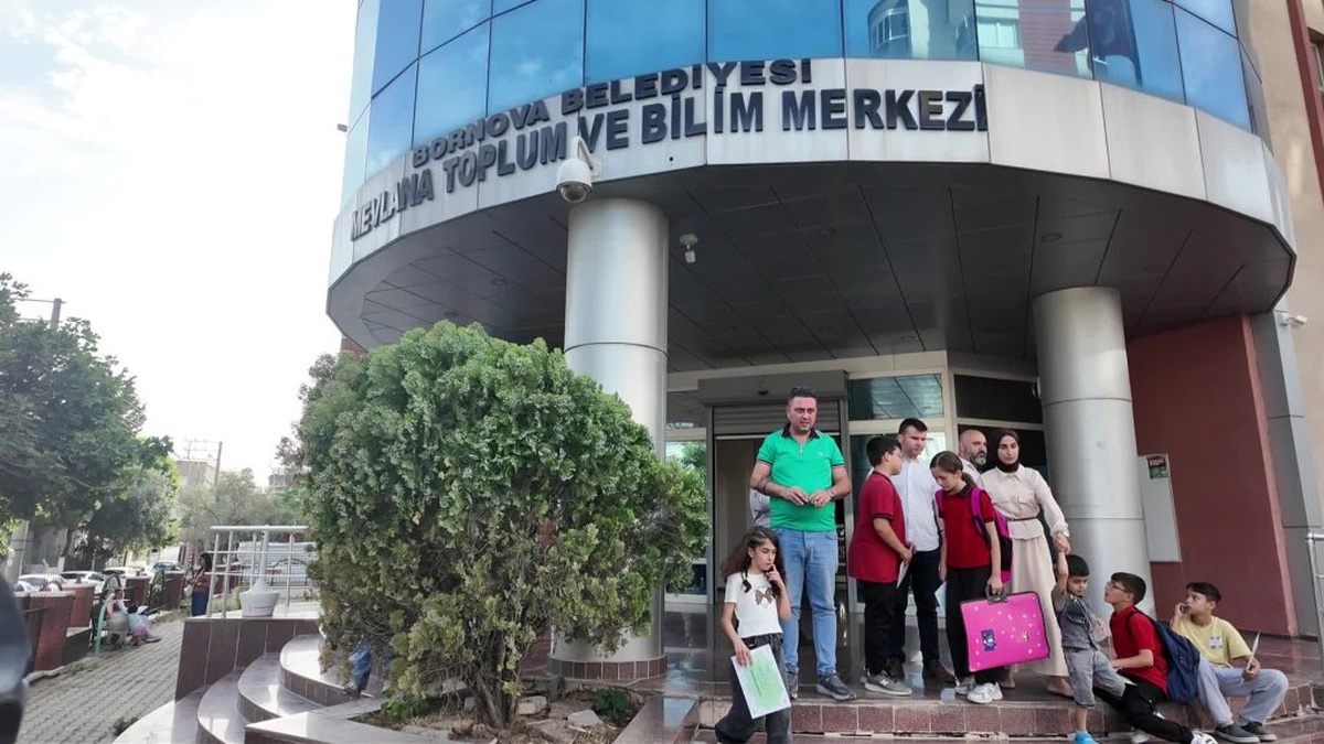Bornova'da 177 öğrenciye bilim ve kodlama belgeleri verildi