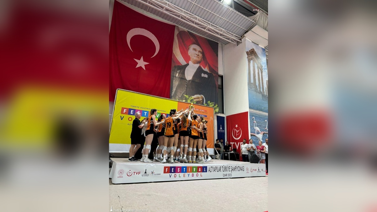 Eczacıbaşı, İzmir'de düzenlenen Festival Voleybol Şampiyonası'nda şampiyon