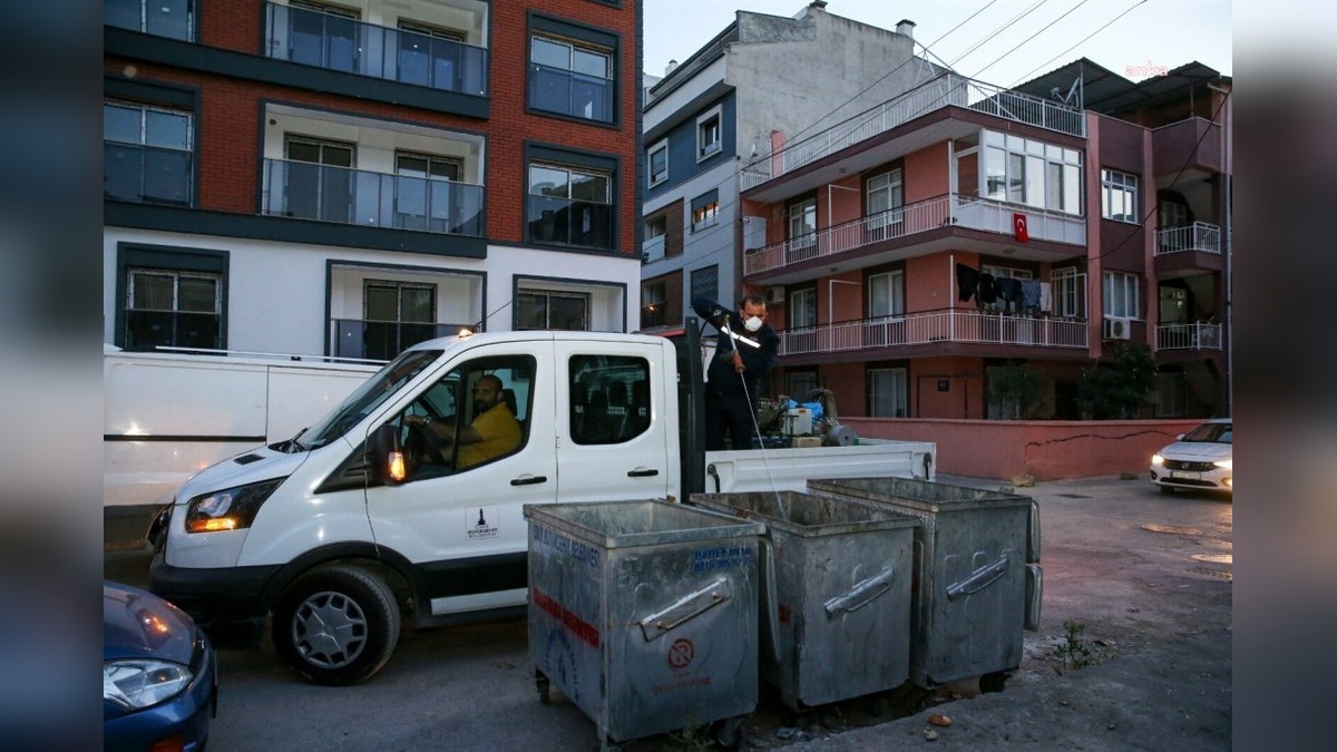 Karşıyaka'da karasinek mücadelesi: Belediye ekipleri ilaçlama çalışması başlattı