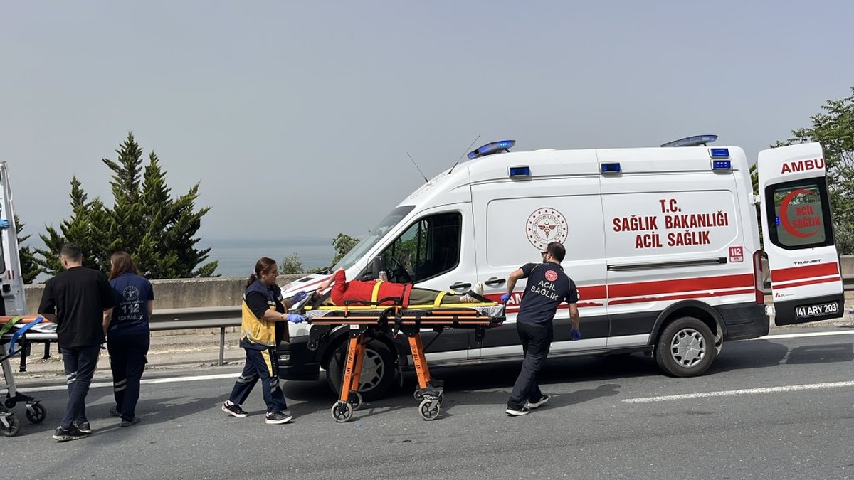Kocaeli'nde TEM Otoyolu kazası: 3 yaralı