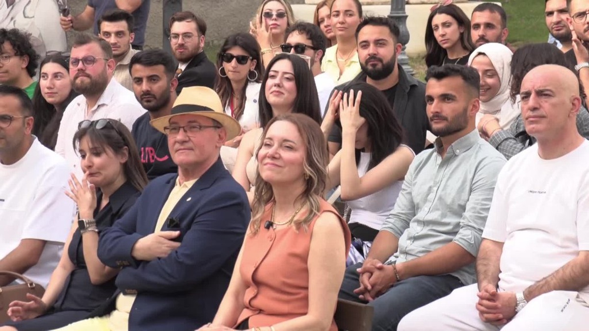 İzmir gençliği ile buluşma: Başkan Mutlu'dan özgürlük çağrısı