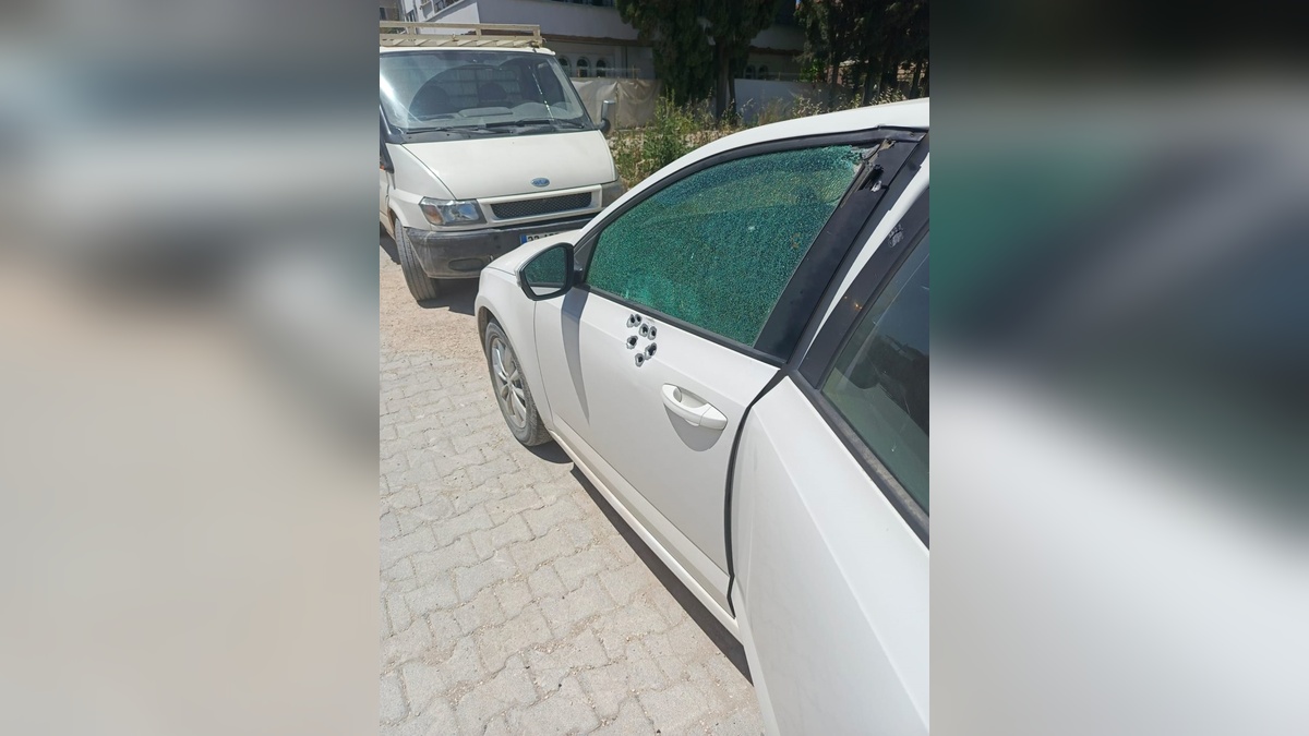 Hatay'da iş insanına silahlı saldırı: 23 mermi otomobile isabet etti