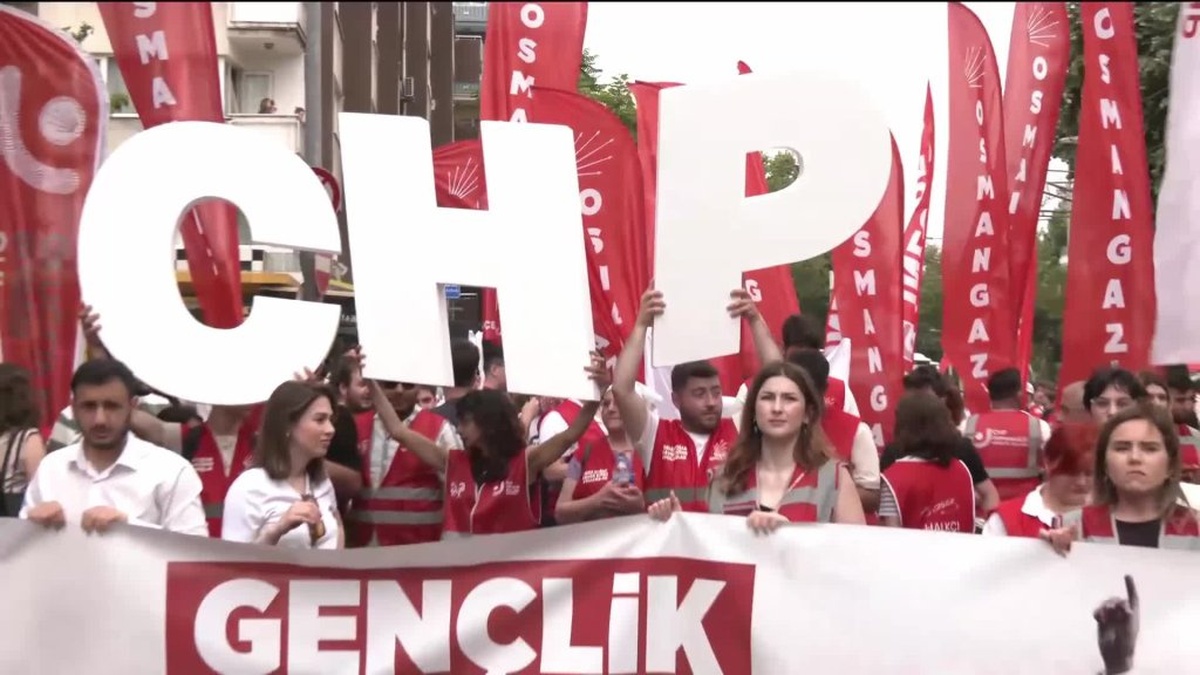 Bursa'da CHP gençliğinden miting yürüyüşü: 'Sandığı getirin, küfemiz var'