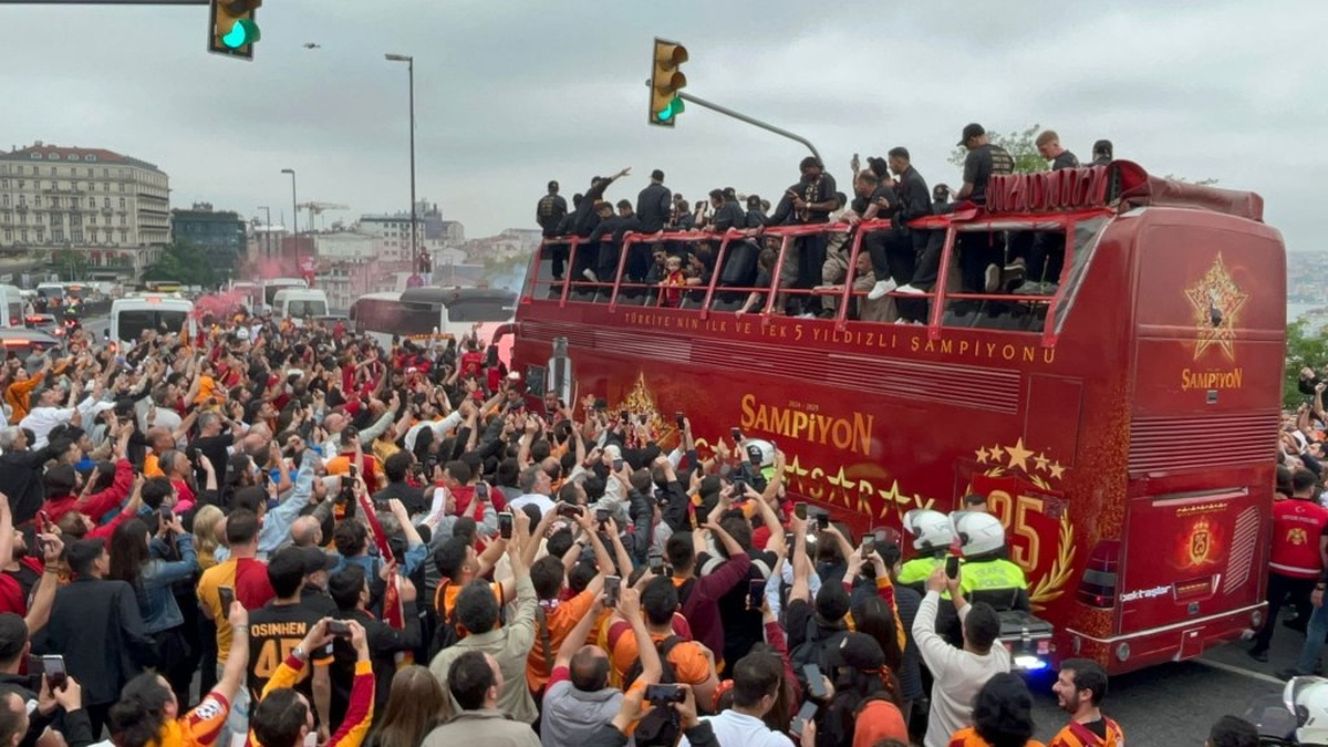 Galatasaray şampiyonluk kutlamaları için Yenikapı'ya doğru yola koyuldu