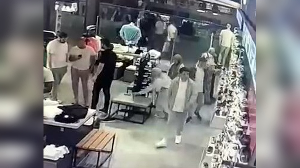 avcılar'da ayakkabı mağazasında cep telefonu hırsızlığı