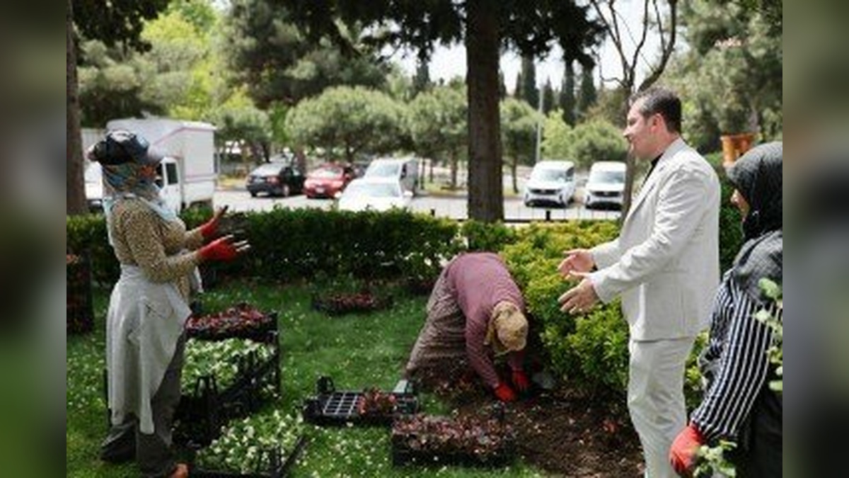 Balcıoğlu, Silivri'deki çiçek dikimi çalışmalarını ziyaret etti
