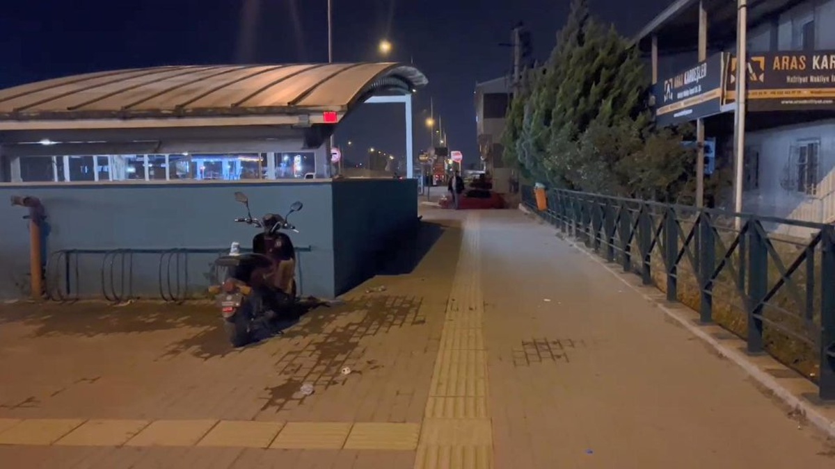 Bursa'da metro istasyonunda bıçaklı kavga: 3 yaralı, 4 gözaltı