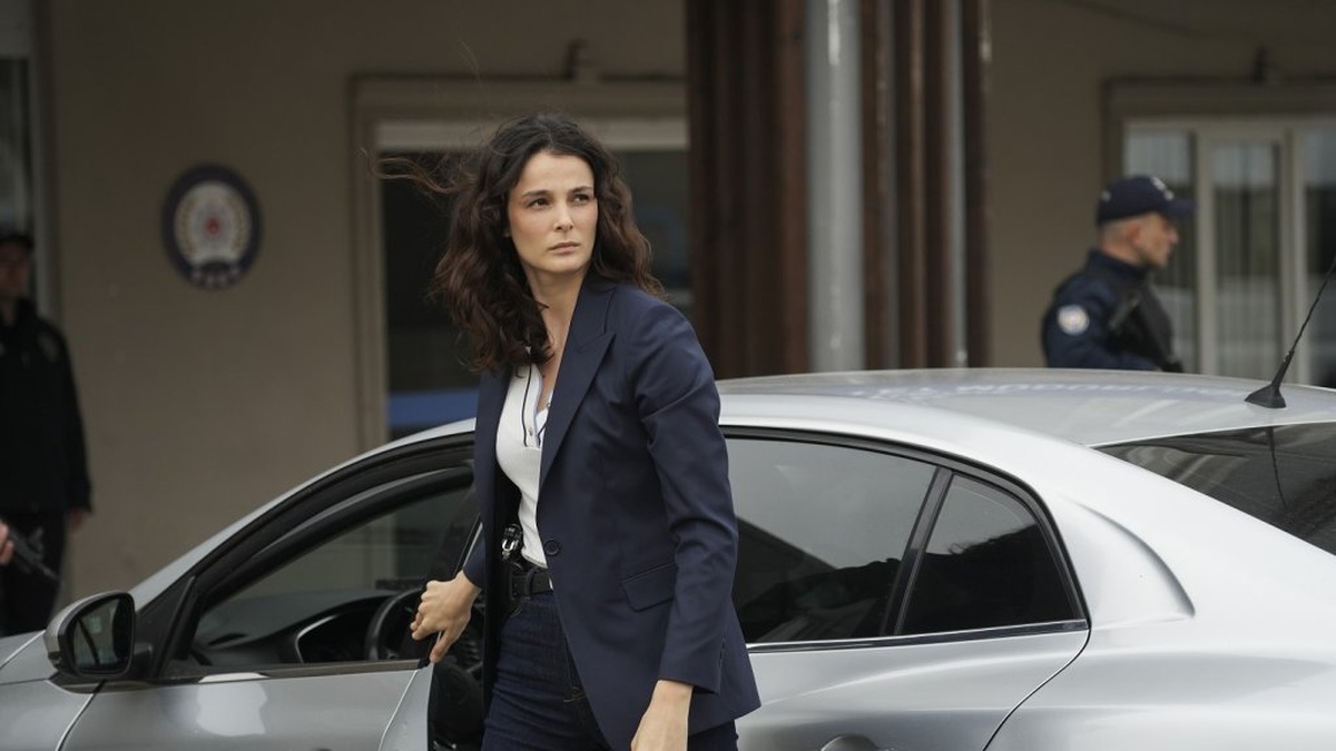 Büşra Develi'nin 'Eşref Rüya'daki performansı büyük beğeni topluyor
