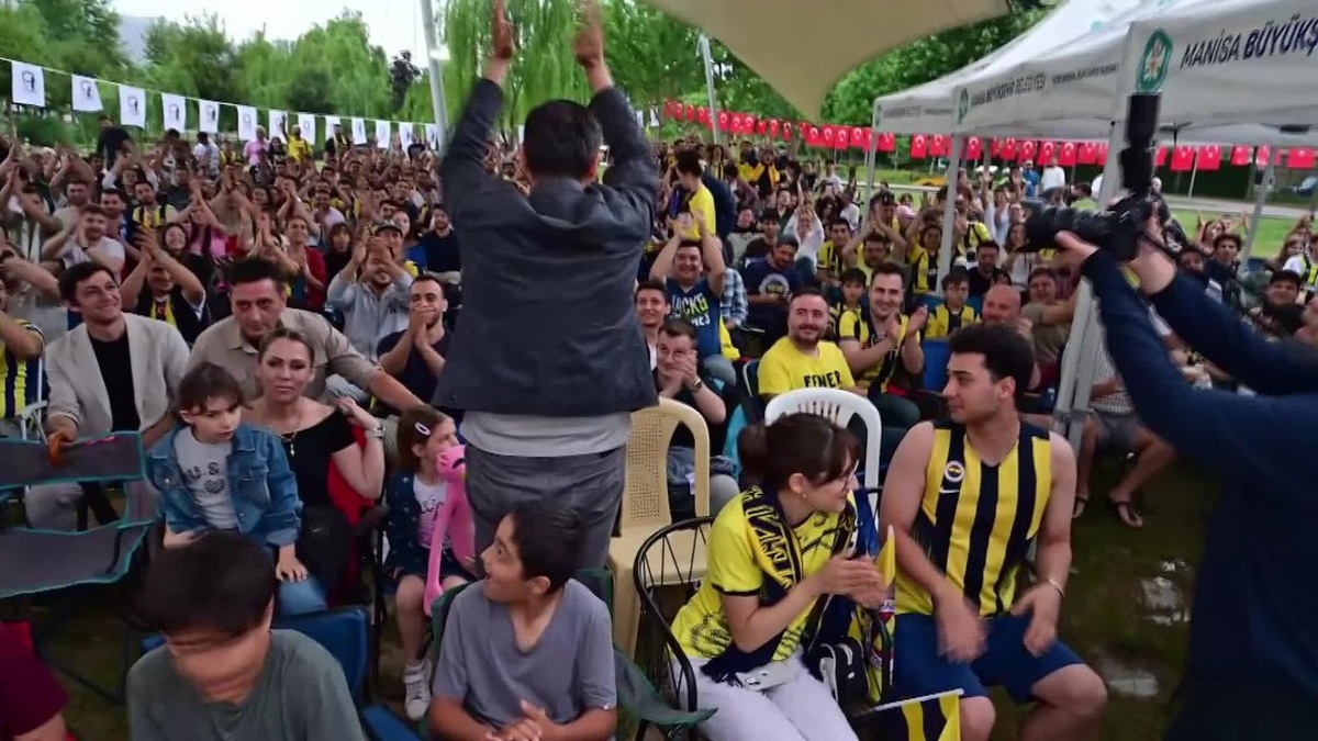 Manisa'da Fenerbahçe EuroLeague finalini dev ekranda izledi