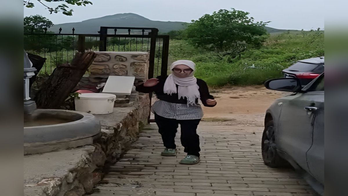 Bursa'da kazada ağır yaralanan Esma Buse Koçyiğit, fizik tedaviyle ayağa kalktı