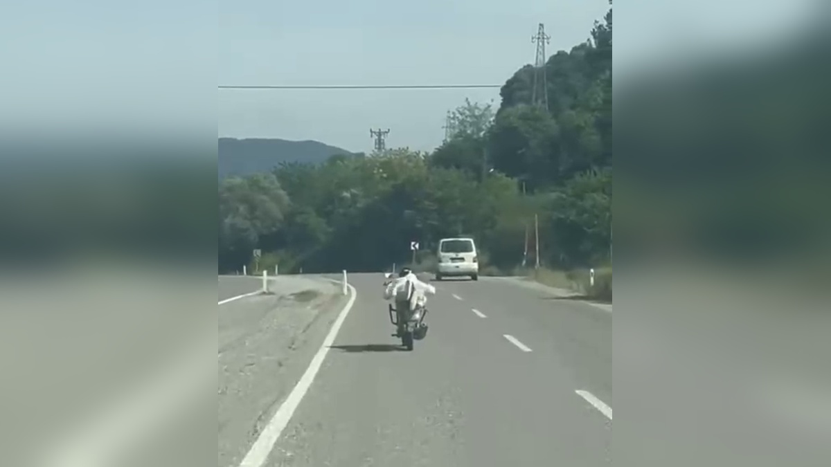 Bartın'da motosiklet sürücüsü yüzüstü sürüşüyle dikkat çekti
