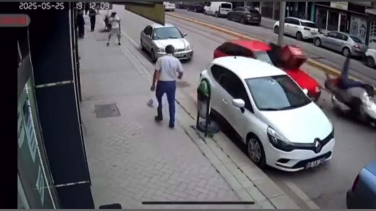 Eskişehir'de motosiklete çarpan otomobil sürücüsü kaçtı: Kurye yaralandı