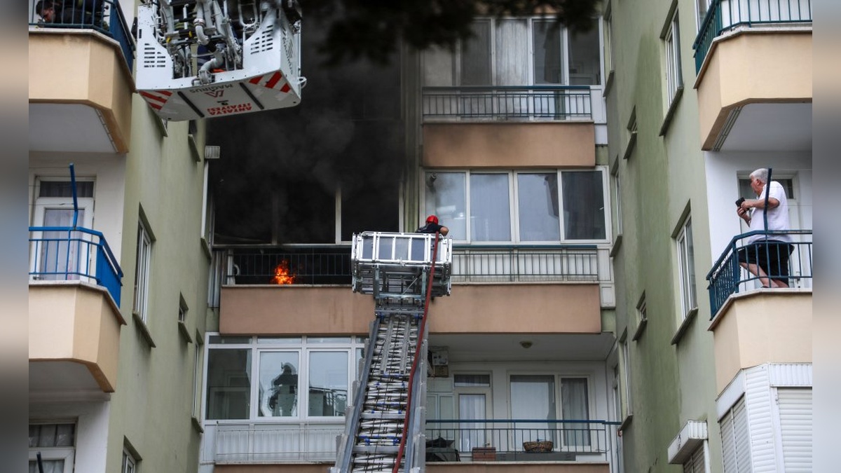 Antalya'da yangın: 6 kişi balkonda mahsur kaldı