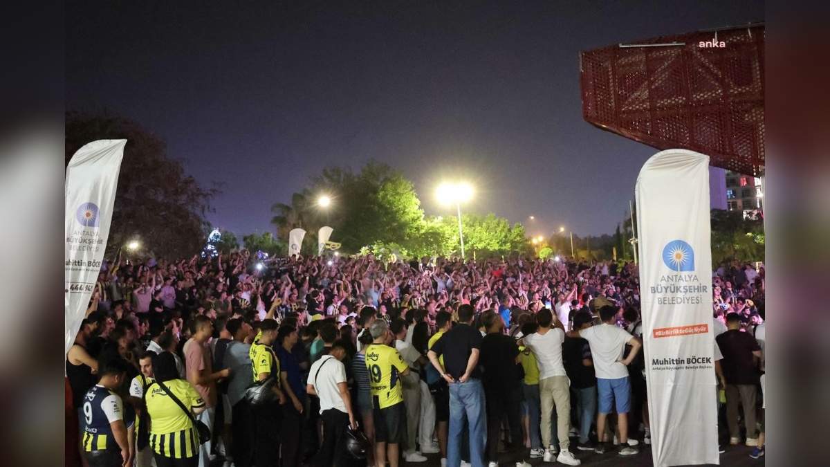 Antalya'da Fenerbahçe Beko'nun zaferi dev ekranda kutlandı