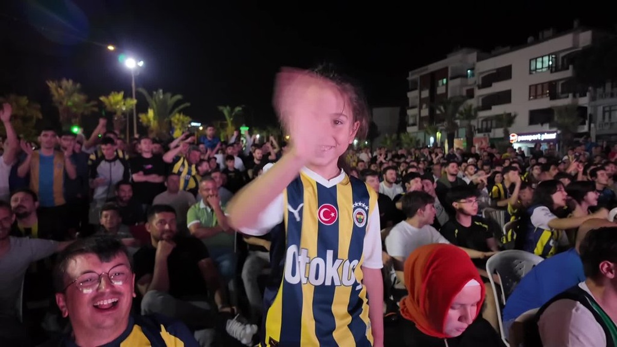 Fenerbahçe Beko'nun zaferi Turgutlu'da dev ekranda izlendi