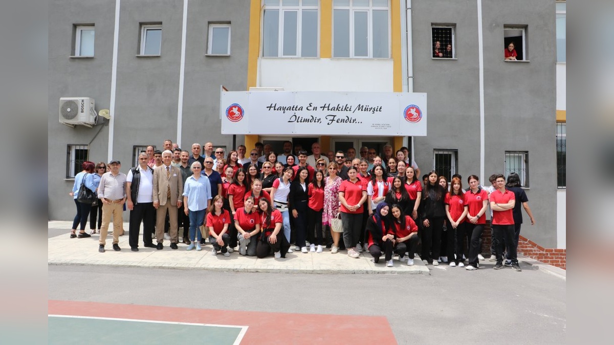 Samsun'da 45 yıllık öğretmen Eray Çelebi emekli oldu
