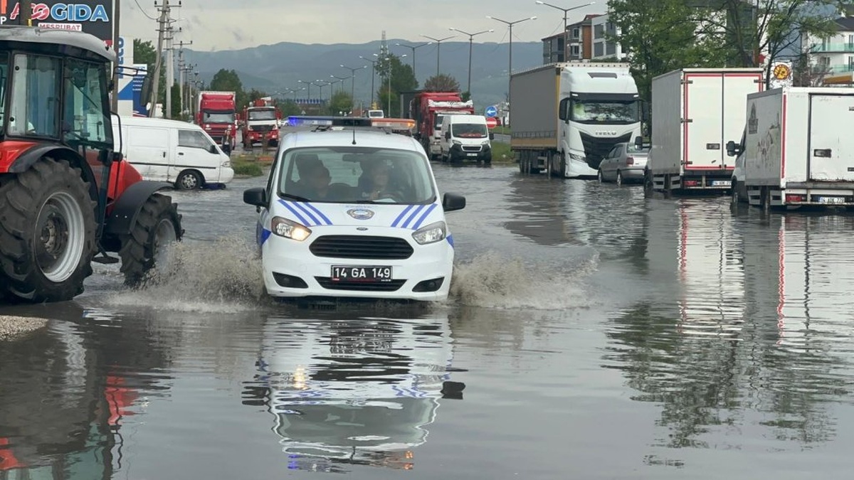 Bolu'da sağanak ve fırtına: Sular altında kalan yollar ve devrilen ağaçlar