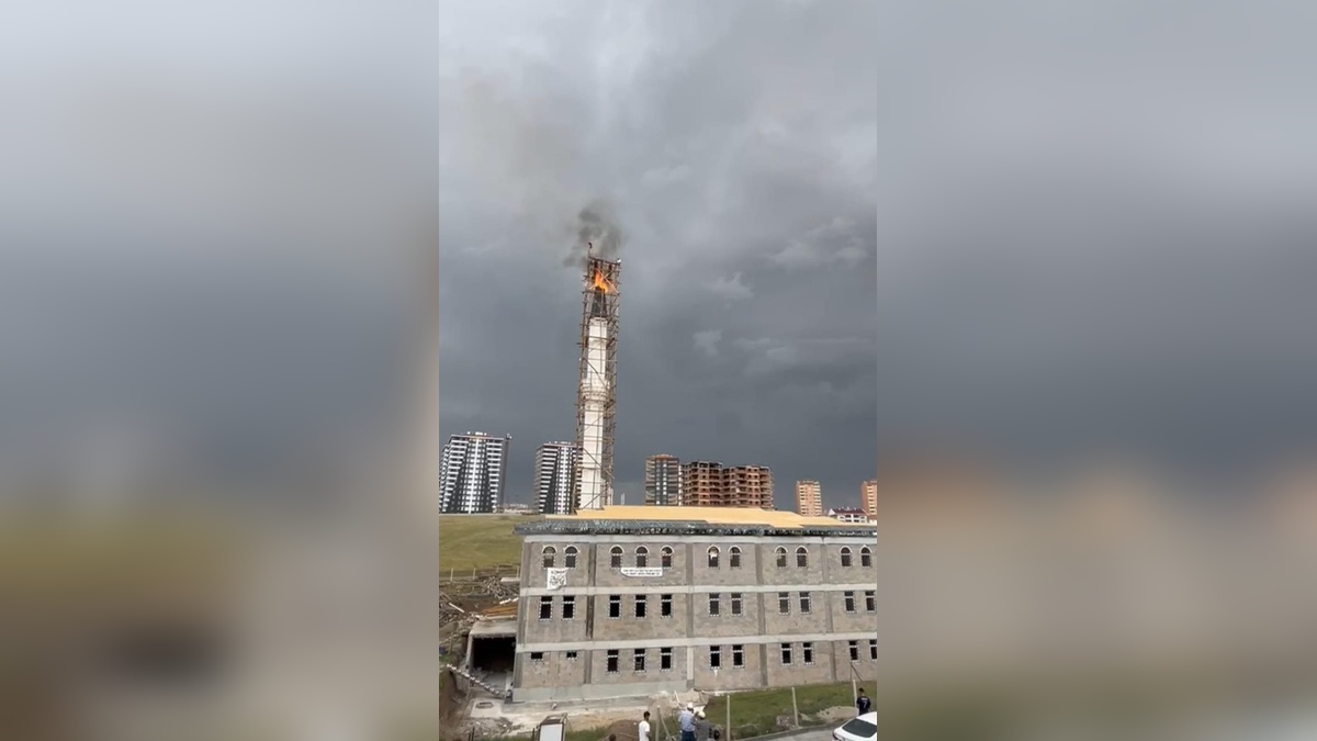 Ankara'da şiddetli yağış ve rüzgar: Cami minaresinde yangın