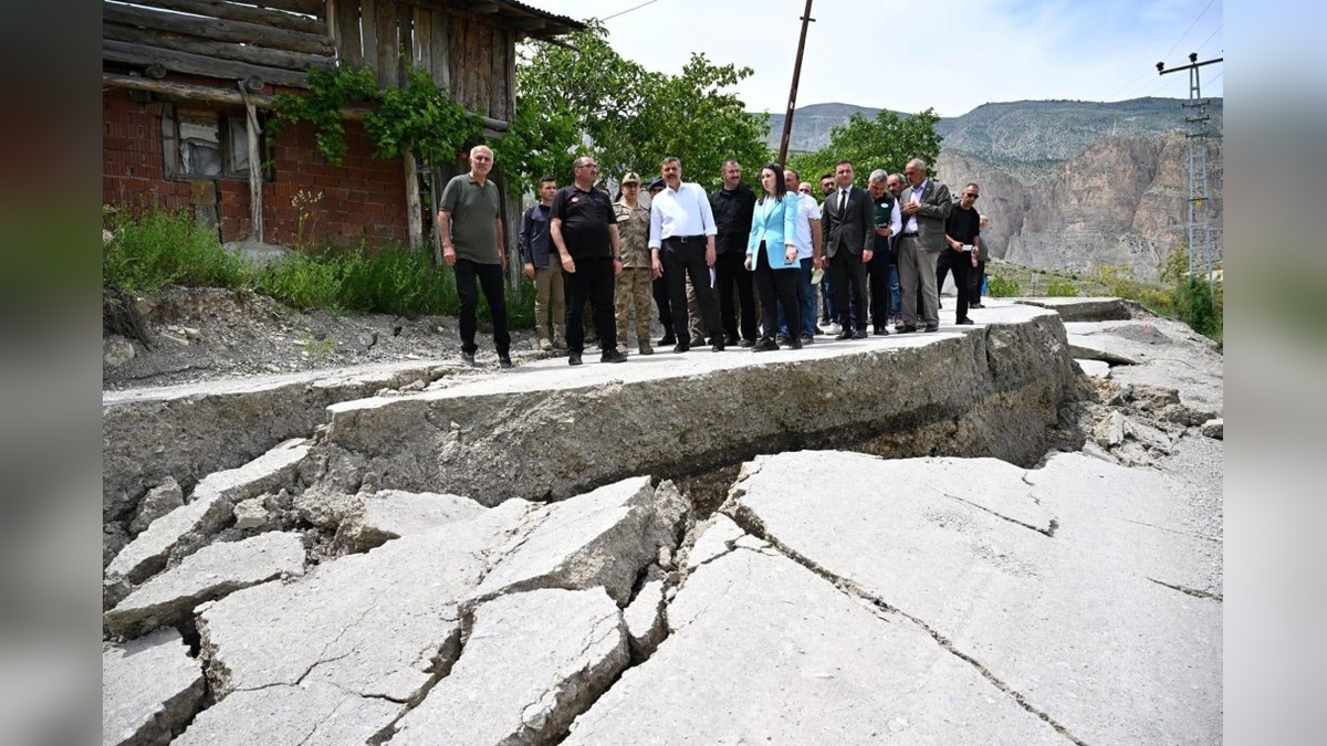 Uzundere'de heyelan: 3 ev ağır hasarlı, 38 ev tahliye edildi