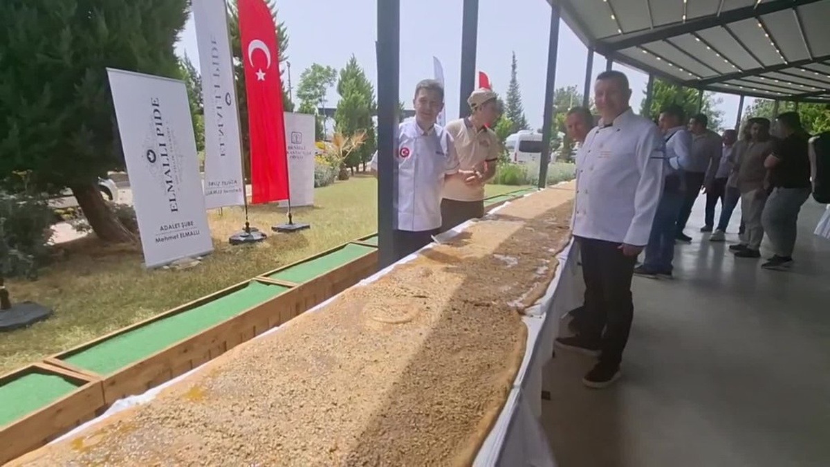 Denizli'de 12 metrelik tahinli pide rekoru