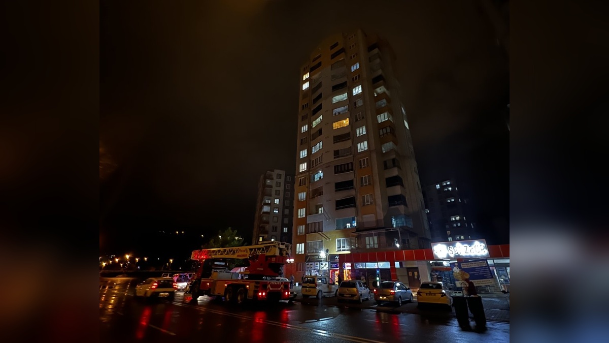 Kayseri'de sağanak ve yıldırım: 14 katlı binanın çatısına yıldırım düştü, araçlar zarar gördü