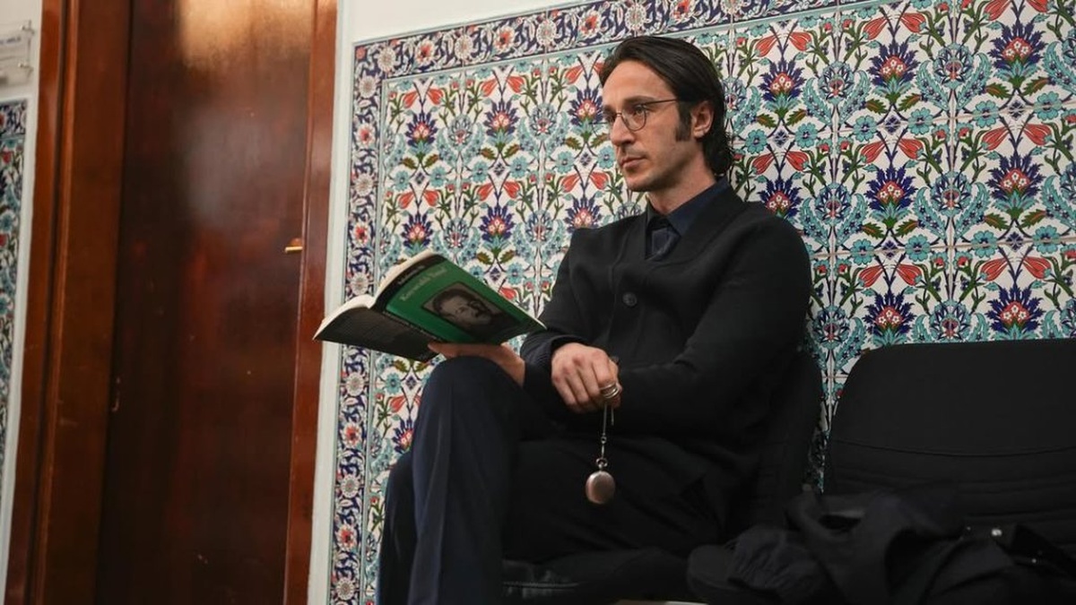 Eşref Rüya'nın Profesörü: Mafya klişelerini yıkan bir dil aşığı