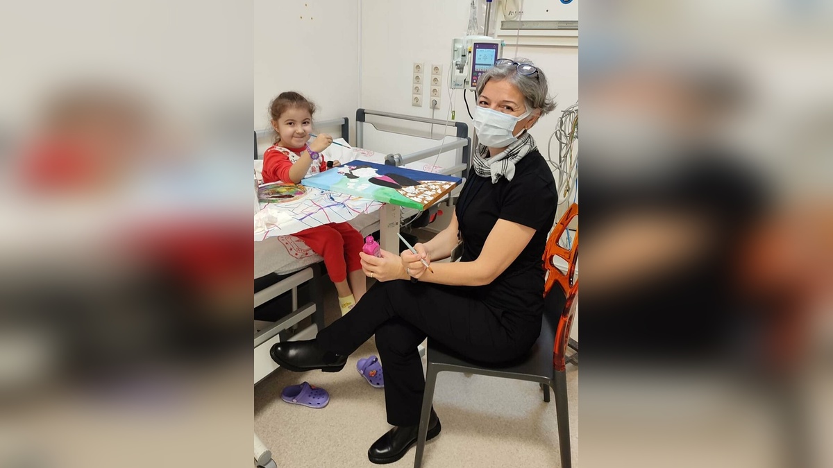 İzmir'de emekli öğretmen, çocuk hastaları için resim sergisi açtı