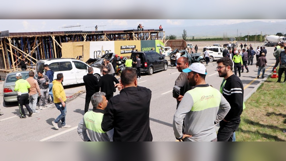 Erzurum'da beton mikseri kazası: 8 araç hurdaya döndü